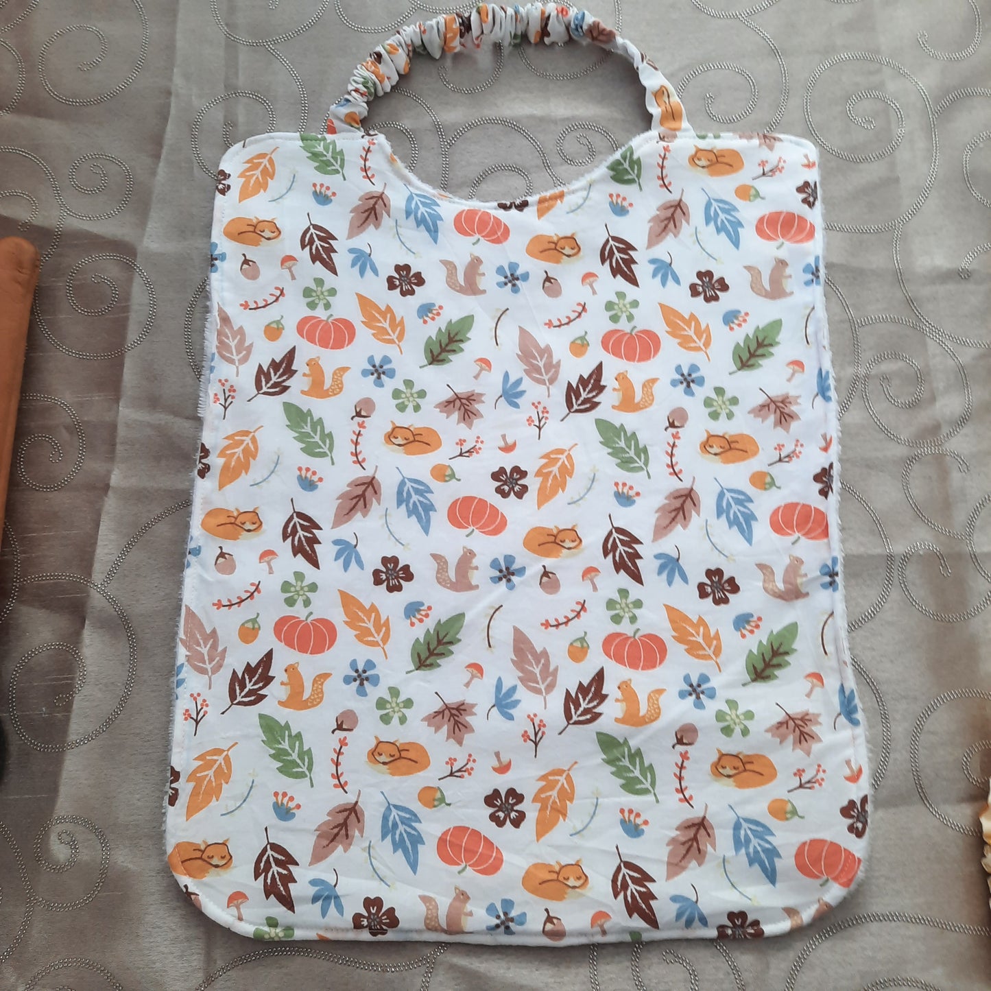 bavoir élastiqué automnale