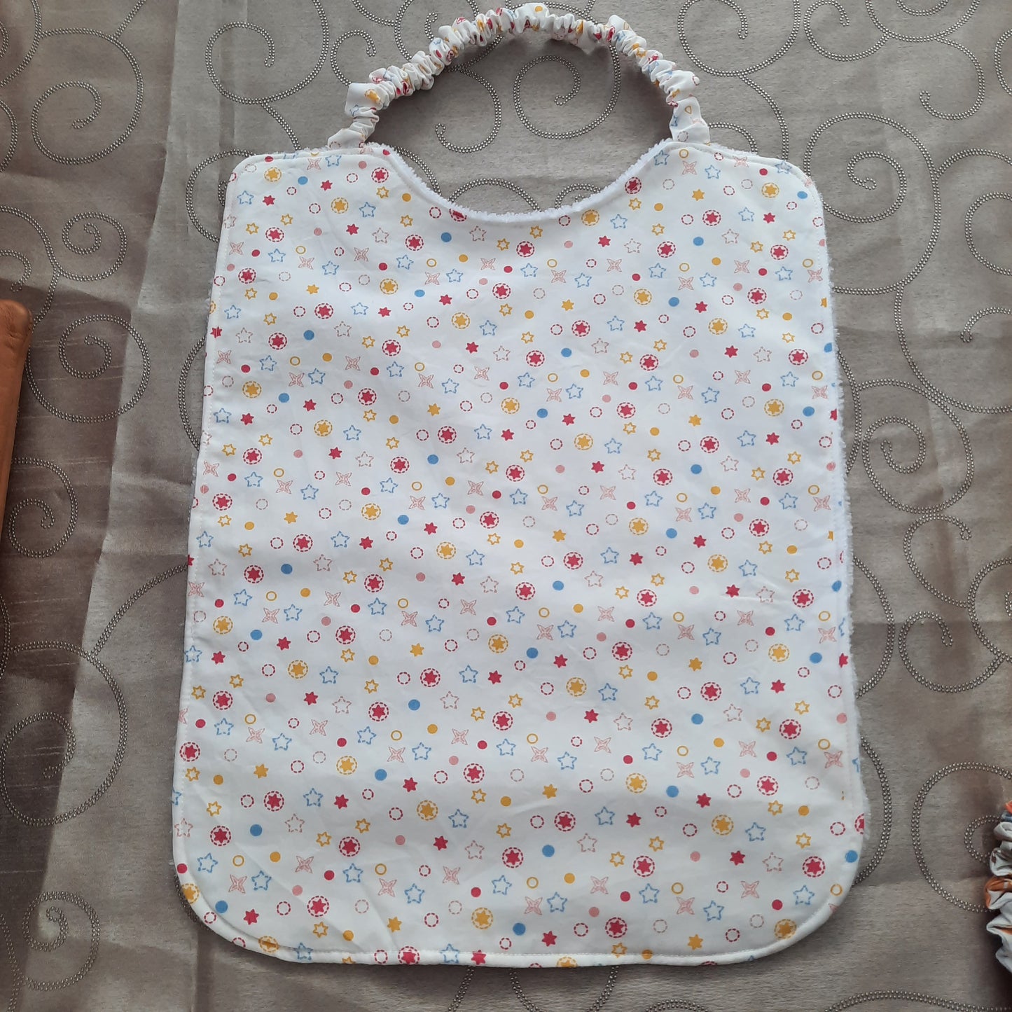 bavoir élastiqué étoiles