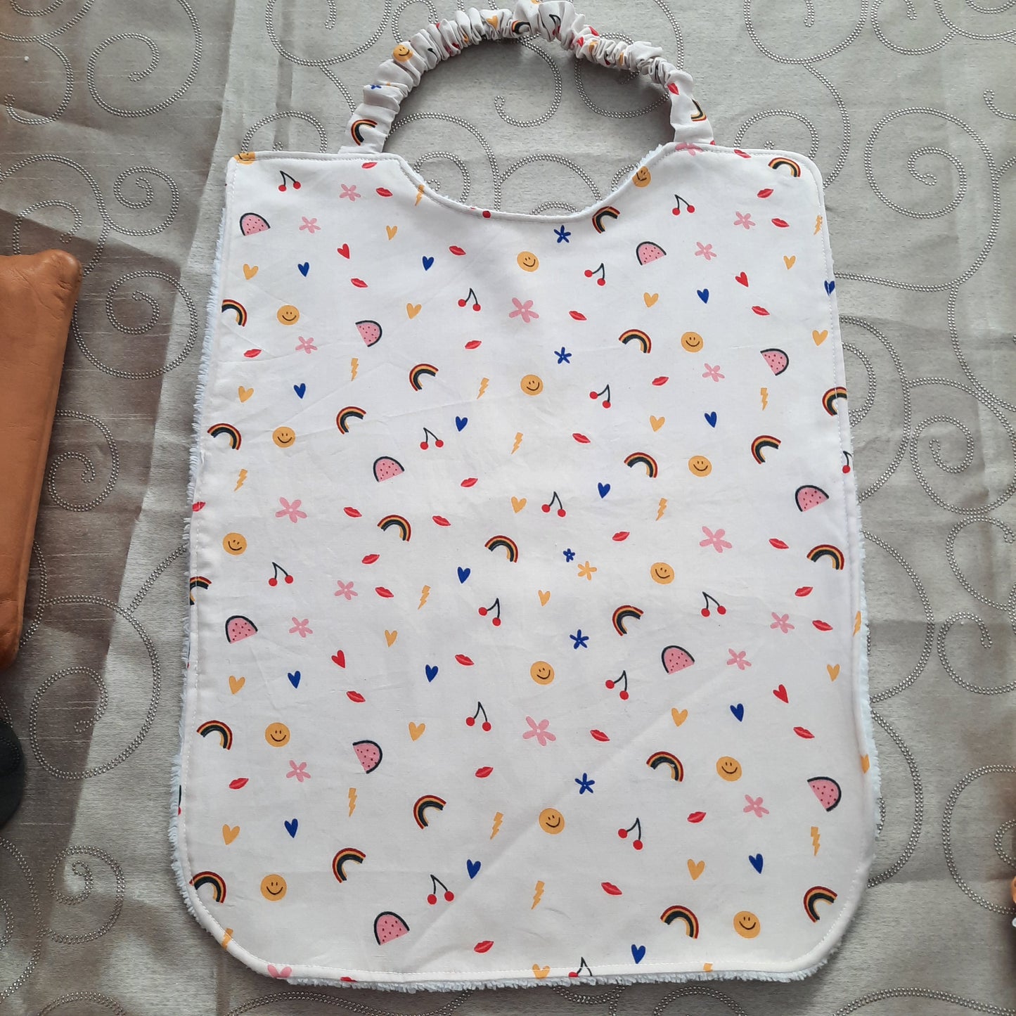 bavoir élastiqué arc en ciel et bonne humeur