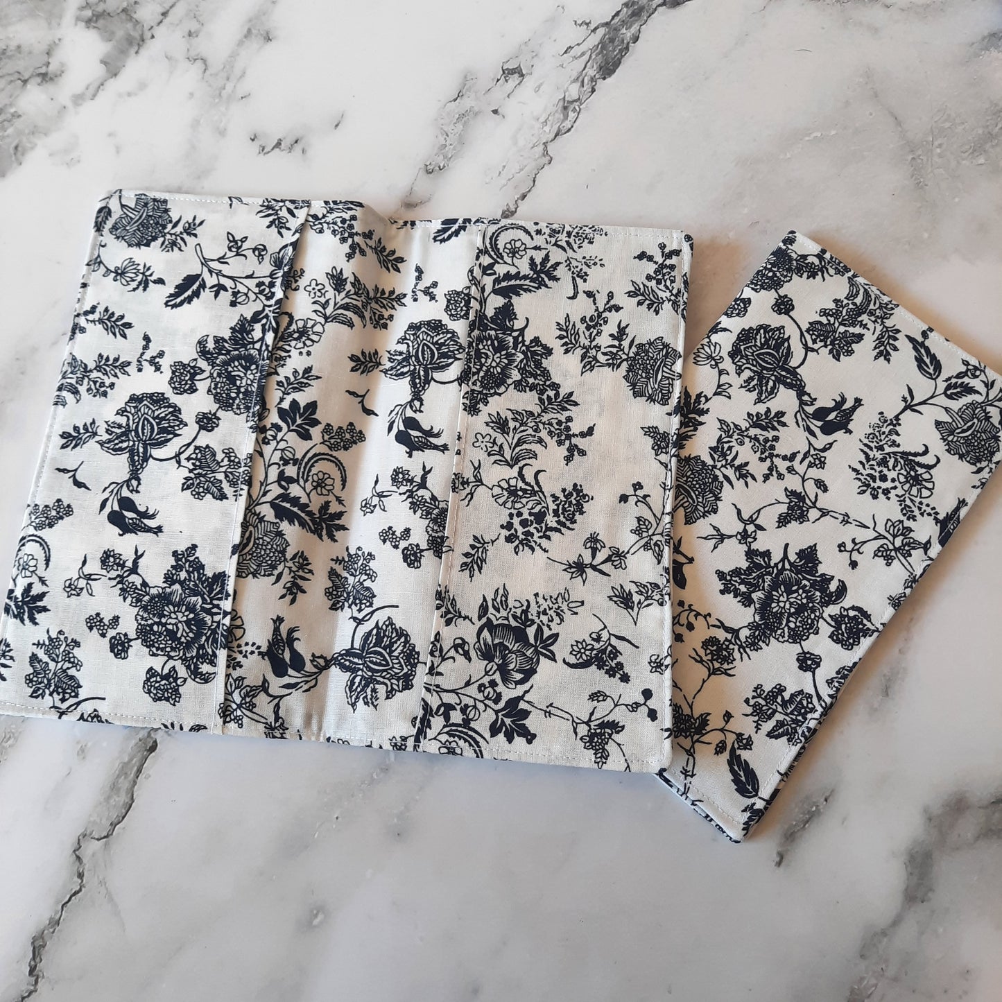 Porte-chéquier en coton avec renfort thermocollant, conçu pour protéger un chéquier horizontal talon haut, disponible en design élégant et pratique.