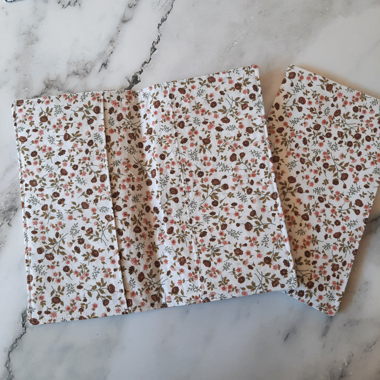 Porte-chéquier en coton avec renfort thermocollant, conçu pour protéger un chéquier horizontal talon haut, disponible en design élégant et pratique.