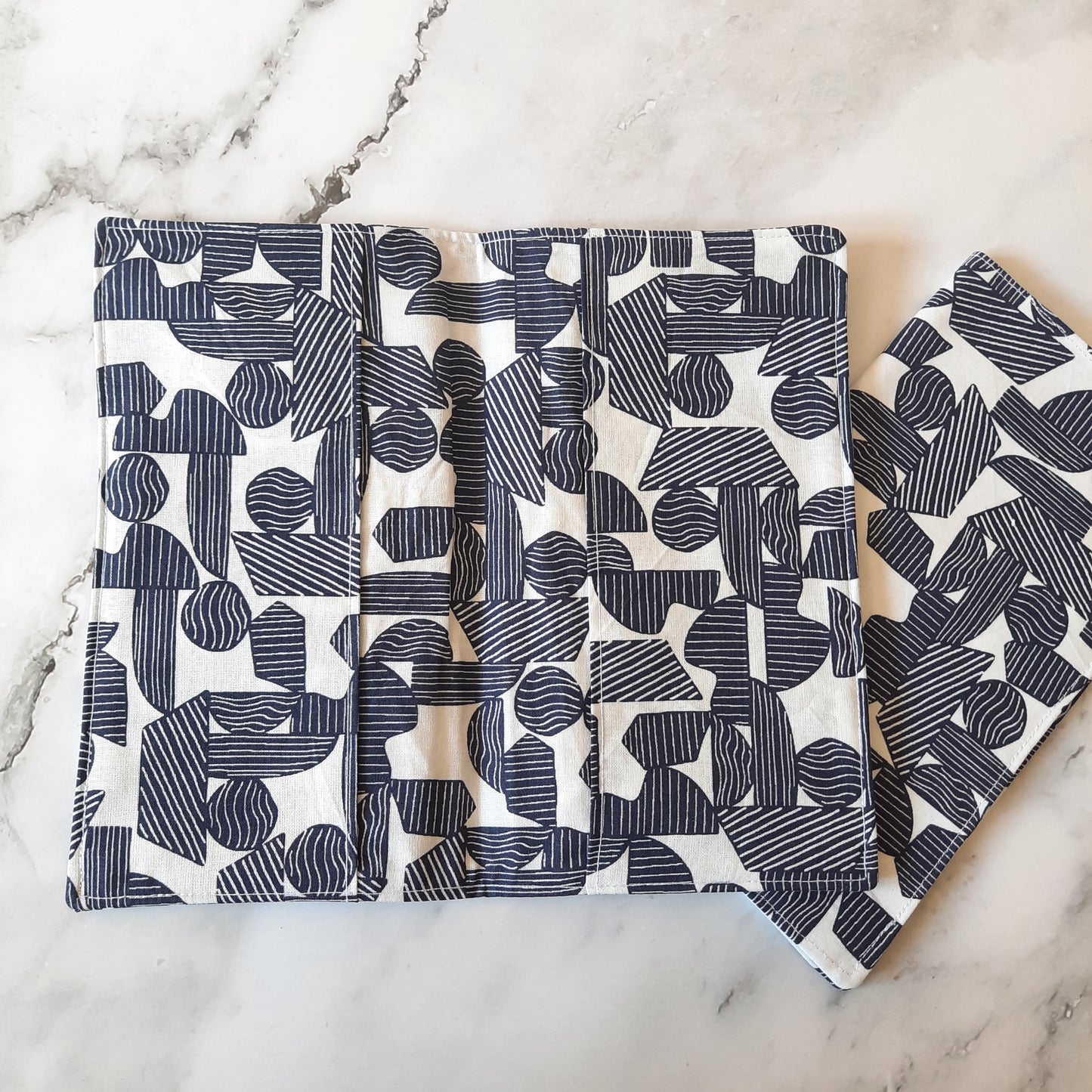 Porte-chéquier en coton avec renfort thermocollant, conçu pour protéger un chéquier horizontal talon haut, disponible en design élégant et pratique.