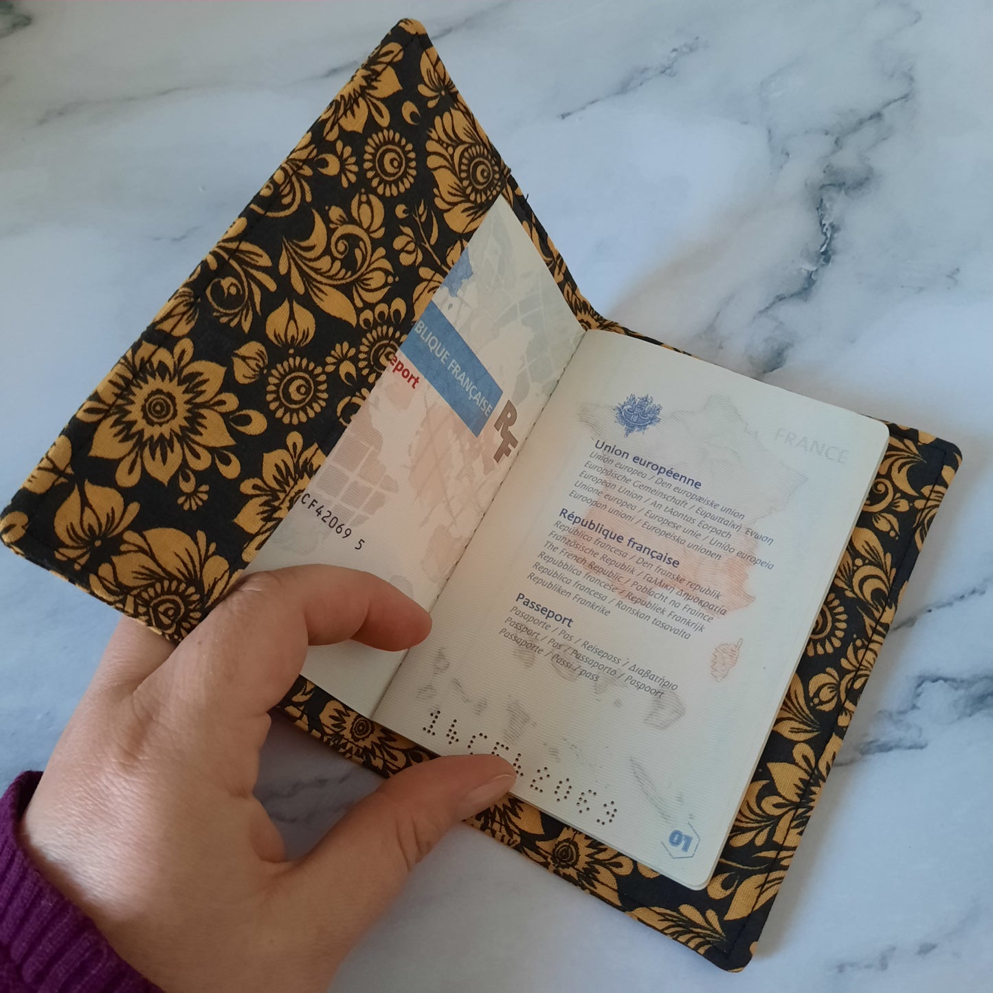 protege passeport chic et elegant fleurs jaunes sur fond noir