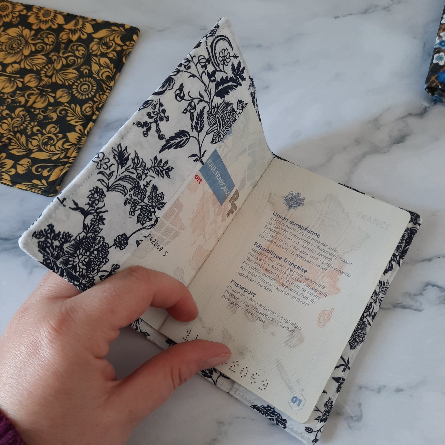 protege passeport chic et elegant fleurs noires sur fond blanc