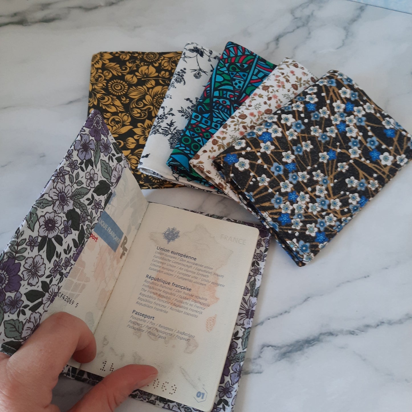 protege passeport chic et elegant fleurs mauves