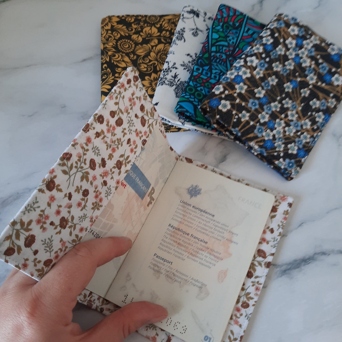 protege passeport chic et elegant petites fleurs sur fond blanc