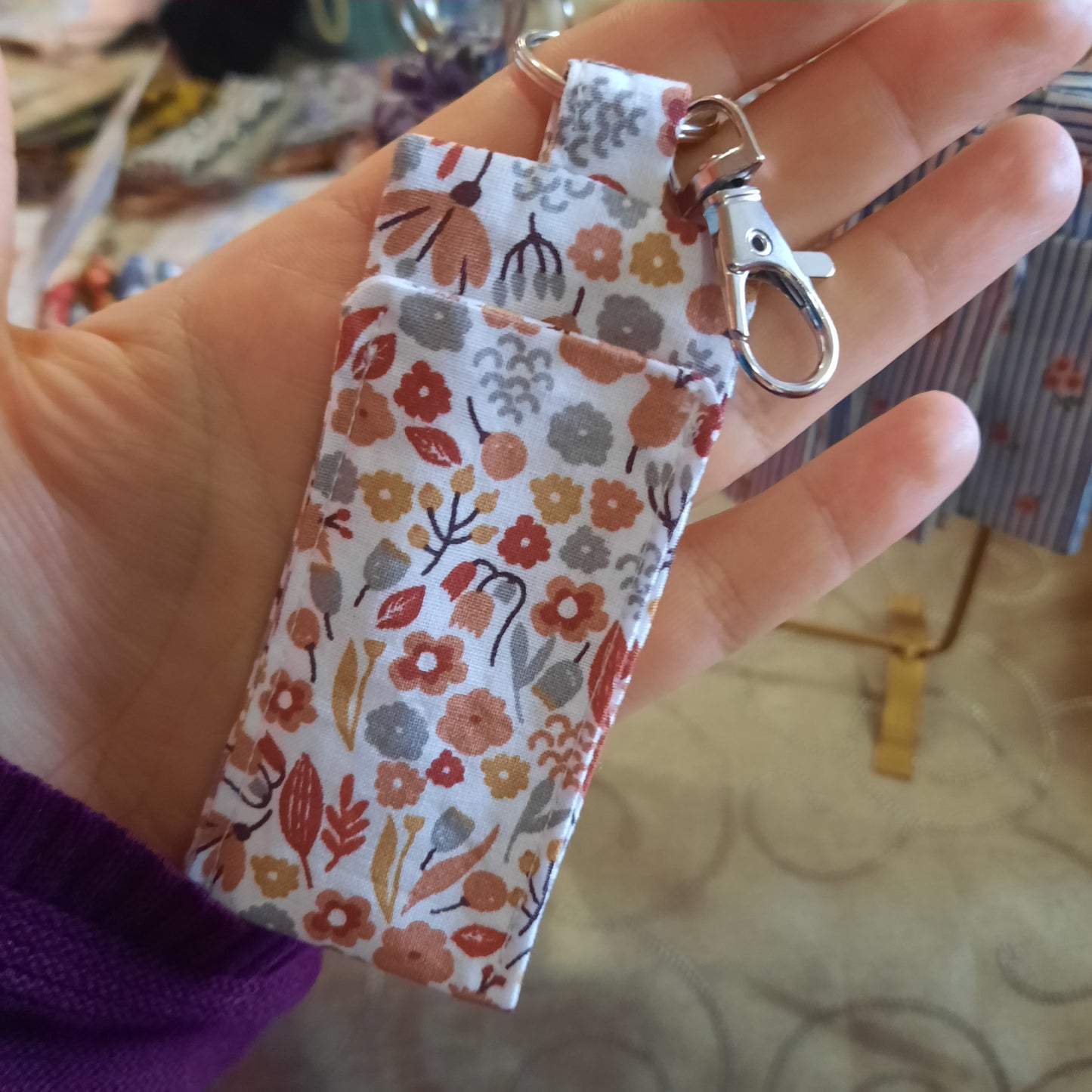 Porte-clé pour baume à lèvres en coton fleuri – accessoire beauté nomade élégant accroché à un sac à main