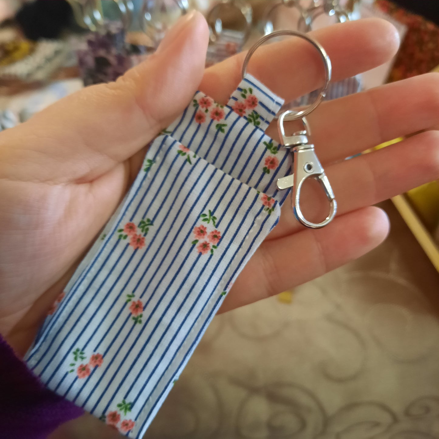 Porte-clé pour baume à lèvres en coton rayé et fleuri – accessoire beauté nomade élégant accroché à un sac à main