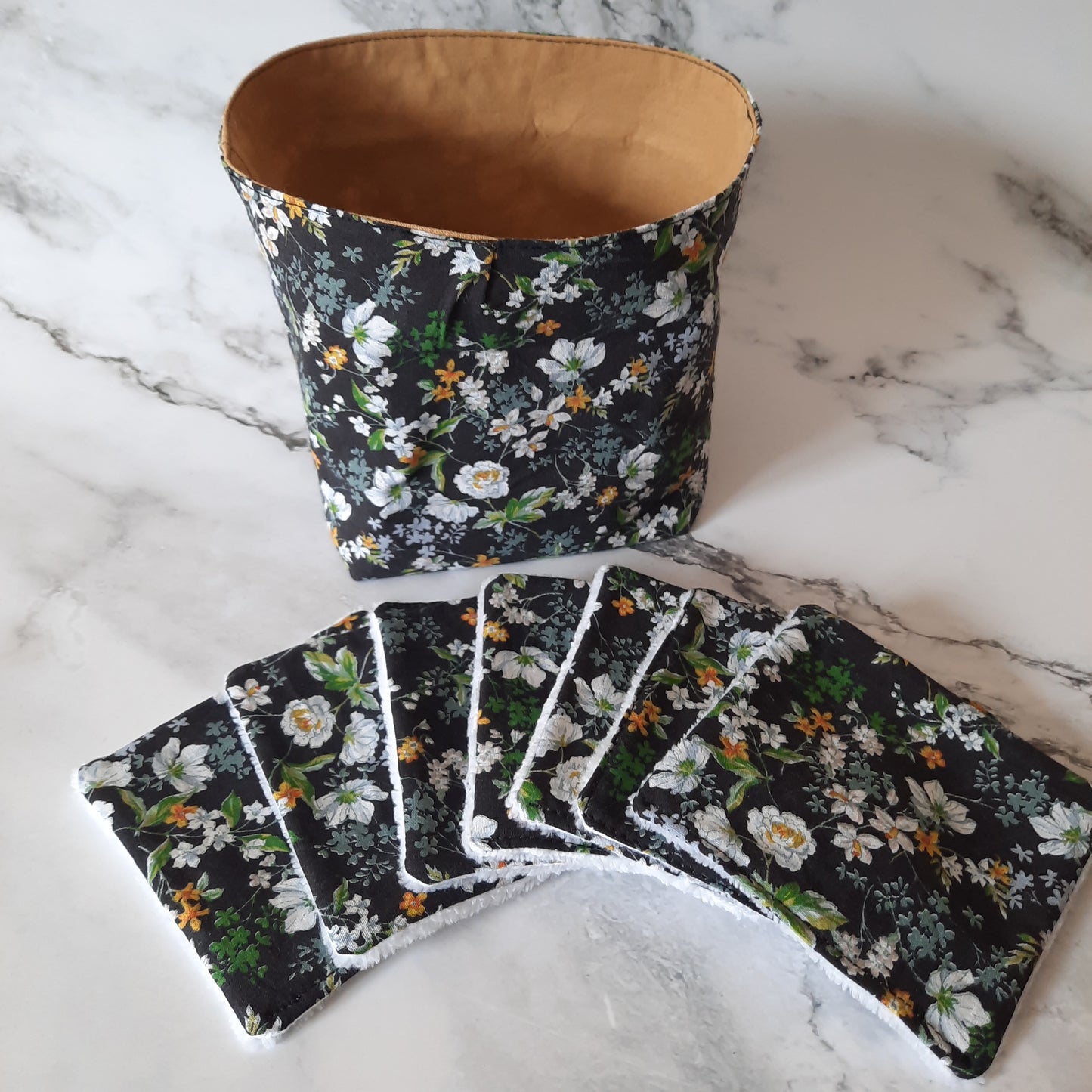 panière et 7 cotons lavables fleur blanches sur fond noir