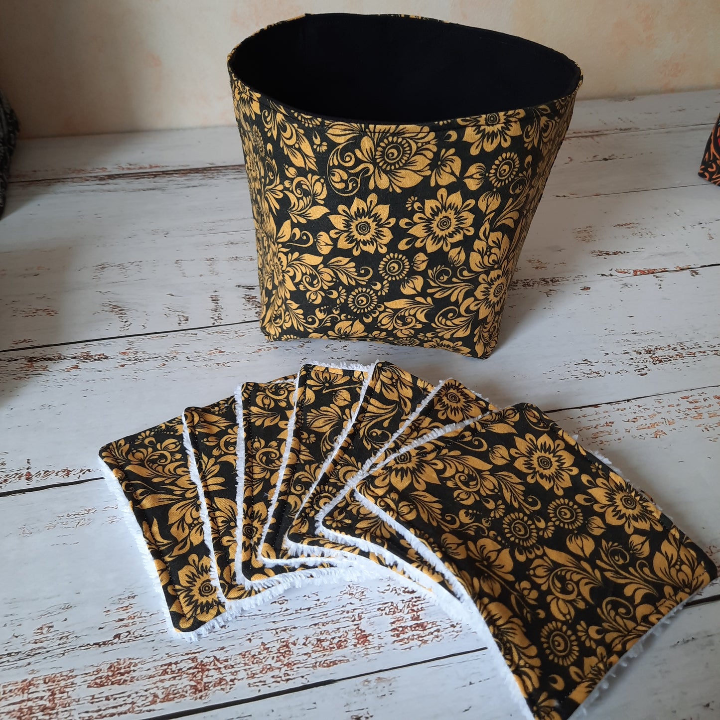 paniere et 7 cotons lavables fleurs jaunes fond noir