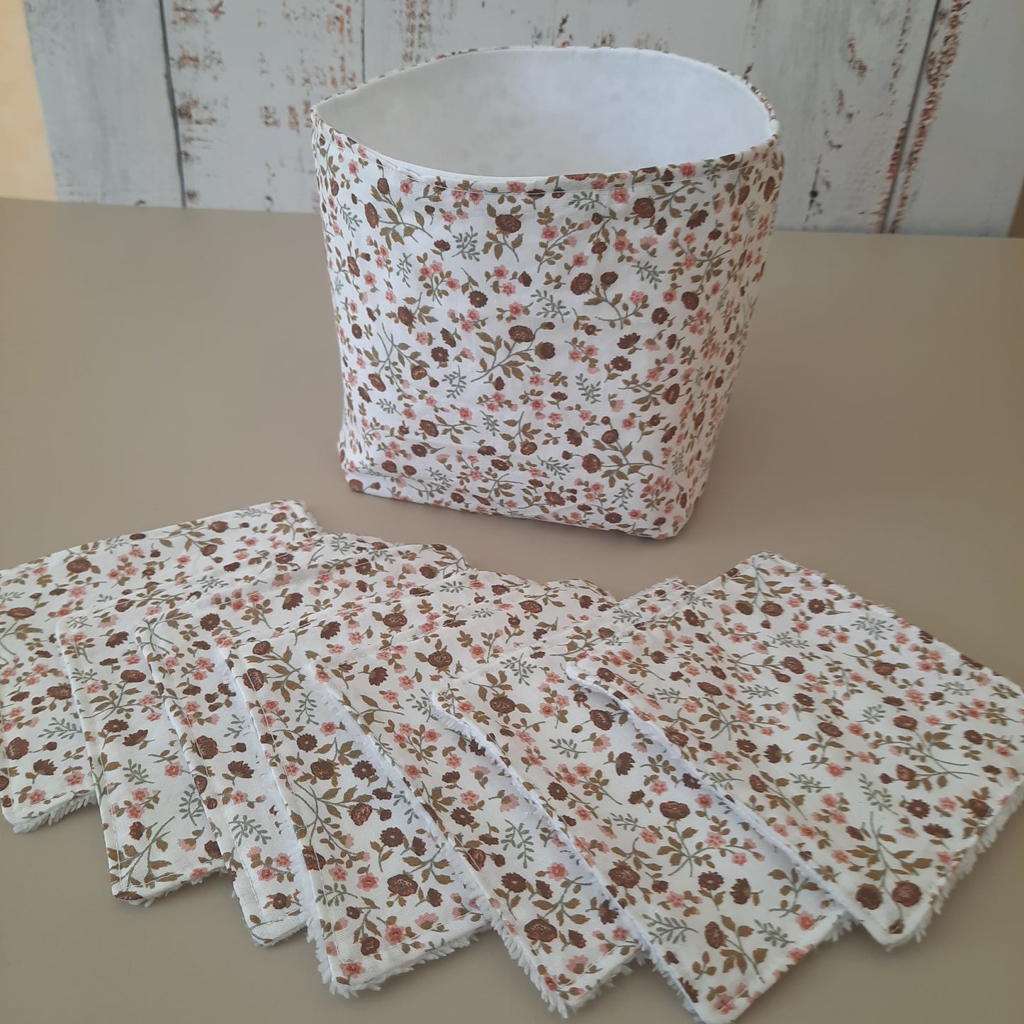 paniere et 7 cotons lavables petites fleurs fond blanc